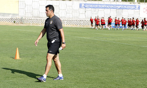 Temporada 13/14. Mena y sus jugadores del Atlético C corriendo en segundo plano